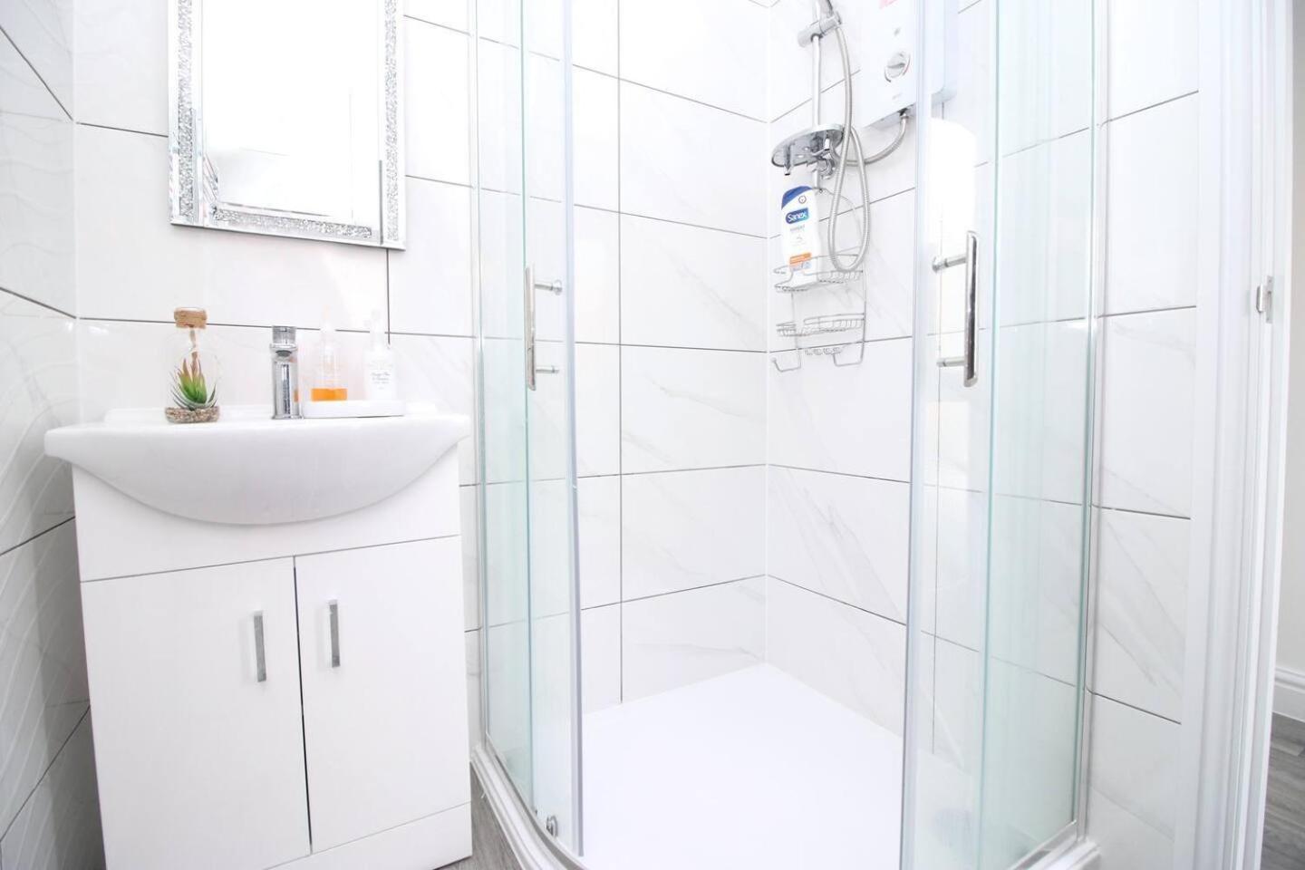 Cardiff Private Double Room With Shared Bathroom Wi-Fi And Free On-Street Parking 외부 사진